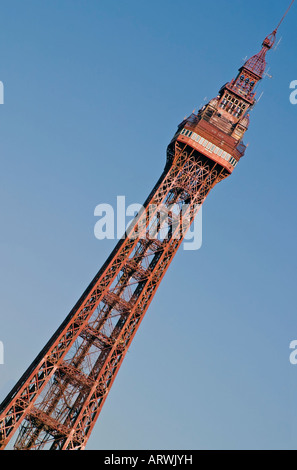 Blackpool Tower vor einem strahlend blauen Himmel Stockfoto