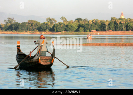 Burmesische Bootsmann Rudern auf Taungthaman See, Amarapura, in der Nähe von Mandalay, Birma (Myanmar) Stockfoto