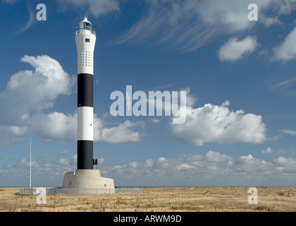 Ein schwarz-weiß stiped Leuchtturm am Strand von Dungeness, Kent. Stockfoto