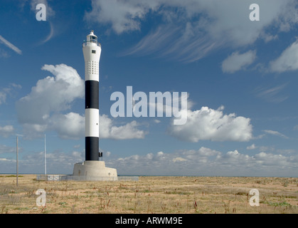 Ein schwarz-weiß stiped Leuchtturm am Strand von Dungeness, Kent. Stockfoto