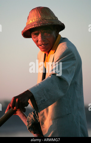 Burmesische Bootsmann auf Taungthaman See bei Sonnenuntergang, Amarapura, Burma (Myanmar) Stockfoto