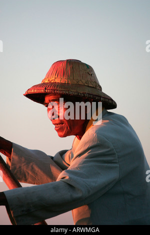 Burmesische Bootsmann auf Taungthaman See bei Sonnenuntergang, Amarapura, Burma (Myanmar) Stockfoto