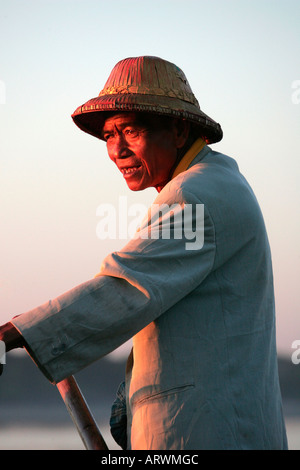 Burmesische Bootsmann auf Taungthaman See bei Sonnenuntergang, Amarapura, Burma (Myanmar) Stockfoto