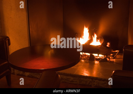 Feuer in der Lounge-Bereich des Four Seasons Resort in Whistler, Britisch-Kolumbien, ein high-End-Tourismus-Website statt. Stockfoto