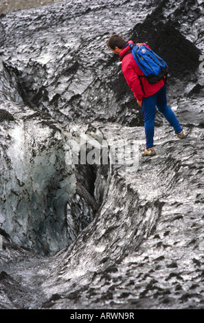 Trekker Wanderer Wanderer auf der Suche nach einem cravase während auf einem Gletscher in Island. Stockfoto