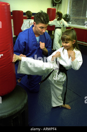 KINDER LERNEN KARATE AN LEIGH CHILDS MARTIAL ARTS SCHOOL SWINDON UK Stockfoto