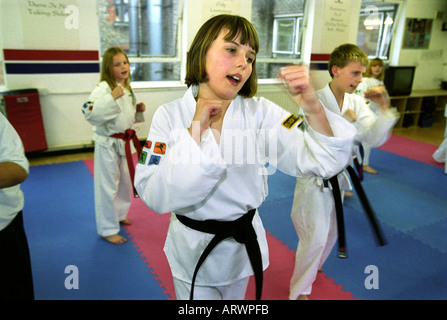 KINDER LERNEN KARATE AN LEIGH CHILDS MARTIAL ARTS SCHOOL SWINDON UK Stockfoto