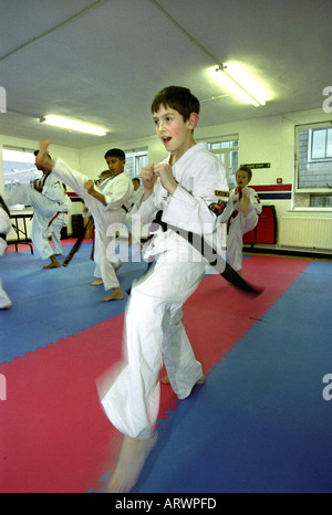 KINDER LERNEN KARATE AN LEIGH CHILDS MARTIAL ARTS SCHOOL SWINDON UK Stockfoto