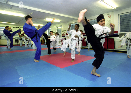 KINDER LERNEN KARATE AN LEIGH CHILDS MARTIAL ARTS SCHOOL SWINDON UK Stockfoto