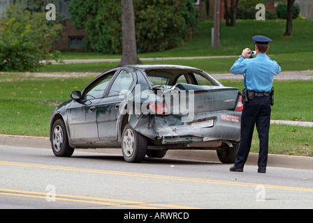 Autounfall verletzt eine Frau während Polizei zum Wrack zu besuchen, telefonisch einen Abschleppwagen um das Auto zu entfernen Stockfoto