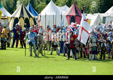 Infanterie Truppen Line-up auf Schlachtfeld Nachstellung historischer Tewkesbury Schlacht 1471 England 2007 NR Stockfoto