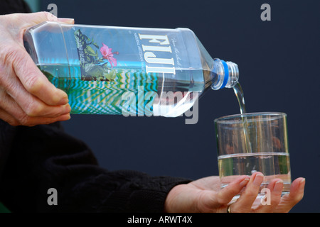 Fidschi Flaschen Wasser in ein Glas teuer Naturwasser Produkt Pacific-Fidschi-Inseln Stockfoto