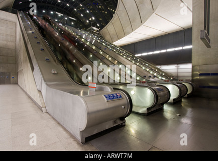Rolltreppe im leeren Saal Stockfoto