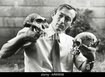 Richard Leakey 1977 mit zwei entscheidende Schädel Entdeckungen--Australopithecus in seiner rechten Hand "1470', Homo Habilis, linke hand Stockfoto