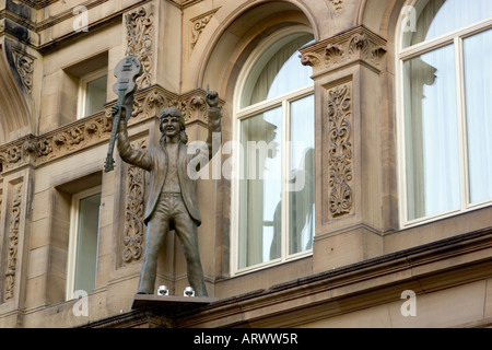 HARTE Tage Nacht BEATLES Thema HOTEL IN LIVERPOOL und STATUE von PAUL MACARTNEY ON HOTEL FACADE Liverpool Heim von The Beatles Stockfoto