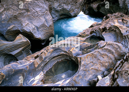 ausgewaschene Felsen Kicking Horse River Yoho Nationalpark in British Columbia Kanada Stockfoto