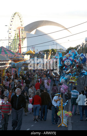 Menschenmassen genießen den Carnaval vor das Auditorio De Tenerife Santa Cruz Teneriffa Kanaren Spanien Stockfoto