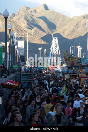 Menge von Menschen zu Fuß entlang durch den Karneval in Santa Cruz De Tenerife-Kanarische Inseln-Spanien Stockfoto