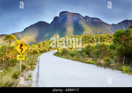 Eine kurvenreiche Straßenschild neben einer Straße in Richtung Bluff Knoll in der Stirling Range Nationalpark, Western Australia. Stockfoto