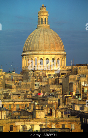 Die Kuppel der Kathedrale leuchtet am Nachmittag angesichts der Valletta Malta Stockfoto