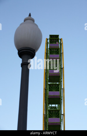 Riesenrad und Lampost an den Karneval in Santa Cruz De Tenerife-Kanarische Inseln-Spanien Stockfoto