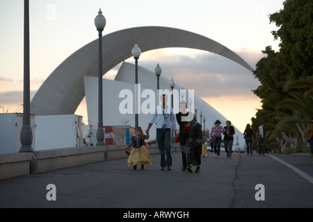 spanische Familie, die zu Fuß in Richtung der Carnaval vor das Auditorio De Tenerife Santa Cruz Teneriffa Kanaren Spanien Stockfoto