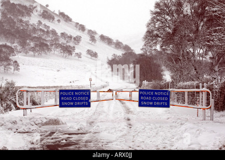 Die Schnee-Tore geschlossen auf der A93 Braemar, Perth Straße Abgaben zu starkem Schneefall bei Glenshee, Aberdeenshire, Schottland, UK Stockfoto