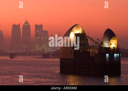 Thames Barrier - Canary Wharf & O2 im Hintergrund - London Stockfoto