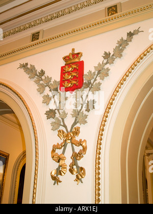 Das englische Wappen an der Wand im Inneren der Nationalversammlung Nationale Grande Allee in Quebec City, Kanada Stockfoto