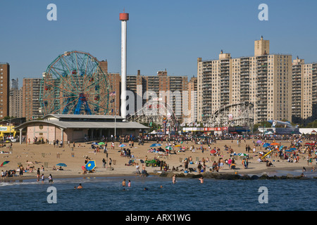 Blick vom Pier Vergnügungspark und niedrigem Einkommen Wohnsiedlungen in CONEY ISLAND in NEW YORK CITY Stockfoto