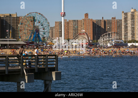 Blick vom Pier Vergnügungspark auf CONEY ISLAND in NEW YORK CITY Stockfoto