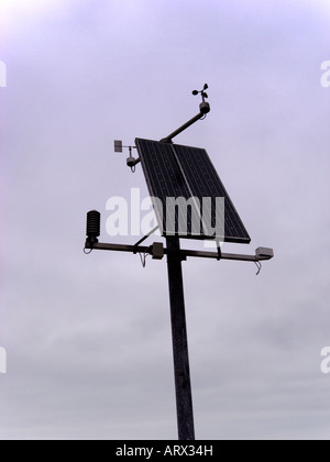 Eine solarbetriebene Windmesser Wetter monitoring-Station auf der North Yorkshire Moors gegen grauen bewölktem Himmel Stockfoto