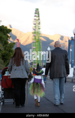 spanische Familie, die zu Fuß in Richtung Riesenrad und Carnaval Santa Cruz Teneriffa Kanaren Spanien Stockfoto