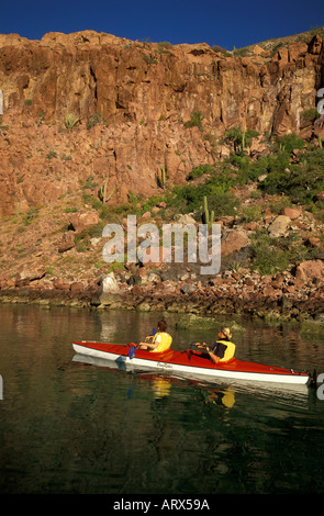 Menschen Kajakfahren in ruhigen Gewässer an der Küste der Insel Espiritu Santos, Sea of Cortez, Niederkalifornien Stockfoto