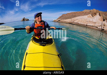 Sea of Cortez, Frau Kajak in azurblauem Wasser, Insel Espiritu Santos, Baja Kalifornien Stockfoto