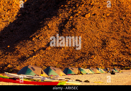 Mexiko Baja Sea of Cortez Kajakfahrer Zelt Camping am Sandy Beach Insel Espiritu Santos Stockfoto