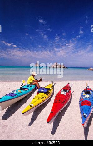 Mexiko Baja Meer von Cortes bunten Kajaks und entspannen Sie sich auf Sandy Beach Insel Espiritu Santos reifer Mann Stockfoto