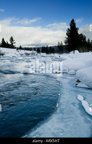 Die wilde und malerische Truckee River bei einem Wintersturm Stockfoto