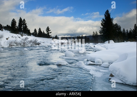 Die wilde und malerische Truckee River bei einem Wintersturm Stockfoto