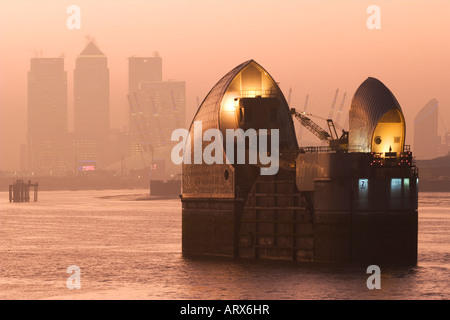 Thames Barrier & Canary Wharf - London Stockfoto