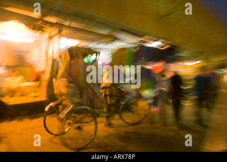 Rikscha und unscharfen Street, entnommen aus einem sich bewegenden taxi, Varanasi, Indien Stockfoto