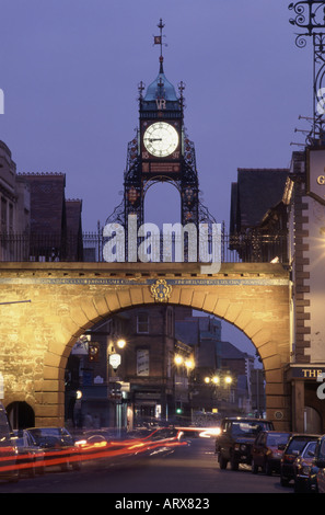 Chester der 1897 Glockenturm über dem Flutlicht Eastgate-Eingang Stockfoto