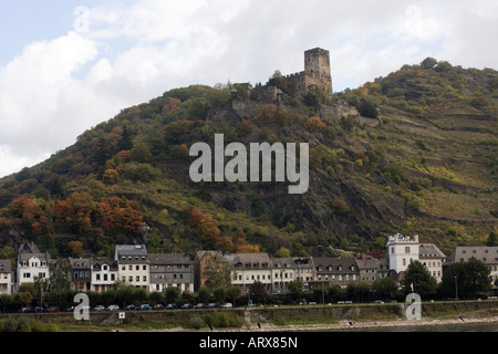 Rhein-Schloss auf Hügel mit befindet sich unter Stockfoto