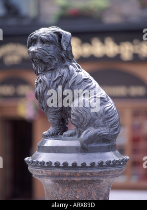 Die Altstadt Greyfriars Bobby Statue der Hund draußen Pub anscheinend berühmten für das Bleiben neben Meister grab Stadt Edinburgh Schottland Großbritannien Stockfoto