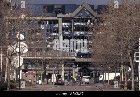 1996 Bombenanschlag auf den Docklands South Quay in der Nähe der Bürogebäude von Canary Wharf, beschädigt durch die Explosion der IRA-Terrorbombe in Tower Hamlets East London England Stockfoto