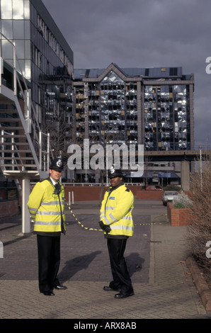 Polizei am 1996 Docklands South Quay Bombenanschlag in der Nähe von Canary Wharf Bürogebäuden, beschädigt durch IRA-Terrorbombenexplosion in Tower Hamlets East London Stockfoto