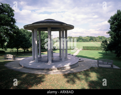 Magna Carta Memorial Kuppelförmige Säulenhalle im klassischen Stil, die von der American Bar Association in Cooper's Hill Runnymede Egham Surrey England, Großbritannien, geschaffen wurde Stockfoto