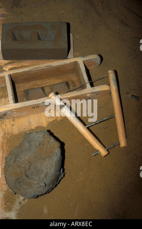 Hilfsmittel in die Ziegel von hand Draht Bogen-Box Schimmel-Lehm-sand Stockfoto