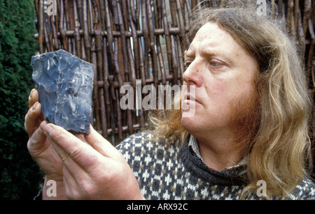 TV Archäologe Phil Harding ist ein Feuerstein Standspiegel seine eine der Welten ältesten Fähigkeiten in der Nähe von Salisbury Wiltshire Stockfoto