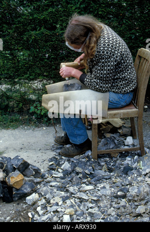 TV Archäologe Phil Harding ist ein Feuerstein Standspiegel seine eine der Welten ältesten Fähigkeiten tragen von Schutzbrillen, seine Augen zu schützen. Stockfoto